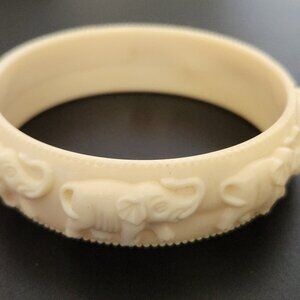 VINTAGE Raised Elephant Bangle Bracelet Vintage Faux Ivory